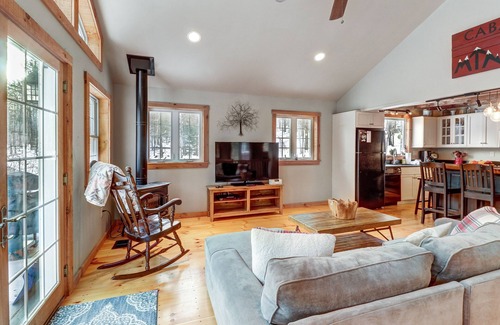 Cavendish Maison | NOUVELLE LISTE! Maison classique du Vermont avec bain à remous, terrasse et poêle à bois, près de l’étang Okemo