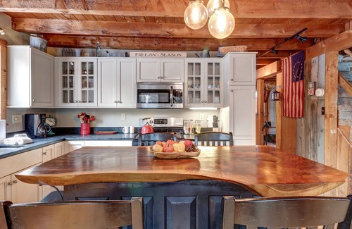 Cavendish Maison | NOUVELLE LISTE! Maison classique du Vermont avec bain à remous, terrasse et poêle à bois, près de l’étang Okemo