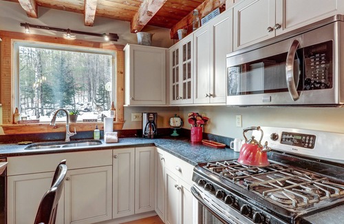 Cavendish Maison | NOUVELLE LISTE! Maison classique du Vermont avec bain à remous, terrasse et poêle à bois, près de l’étang Okemo