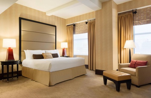 Downtown Wilmington Hôtel | Classic King Room in Landmark Hotel Heart of Wilmington-Free Wifi -Spacious Bath