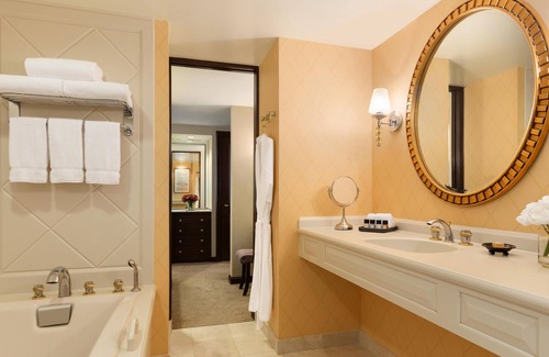 Downtown Wilmington Hôtel | Classic King Room in Landmark Hotel Heart of Wilmington-Free Wifi -Spacious Bath