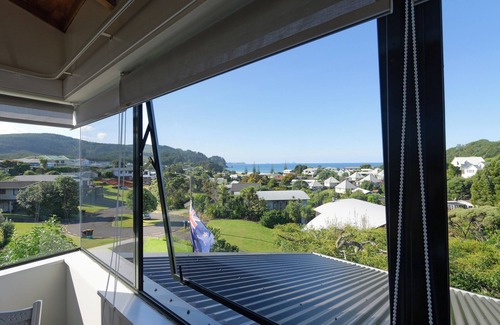 Onemana Maison | Classic Kiwi Beach Bach – 4 Bedrooms of Laid-Back Charm