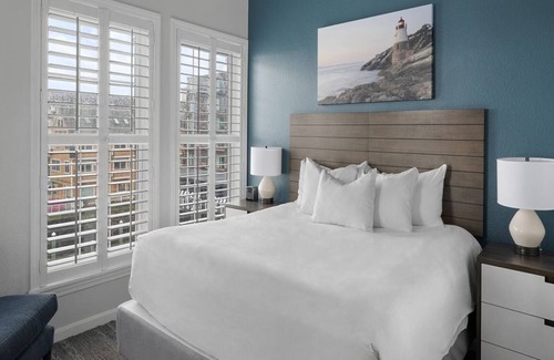 Yachting Village Station Balnéaire | Classic New England Charm At The Heart of Newport-Wyn. Newport Onshore- 2 Bd.