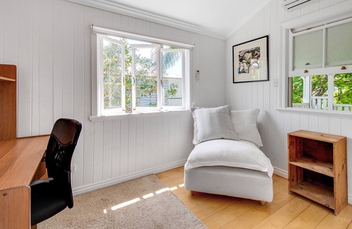 Hawthorne Maison | Classic Queenslander Close to City cat and Hawthorne Rd Shops & Restaurants hub