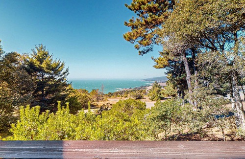 Sea Ranch Maison | Classic Sea Ranch architecture, ocean views, shared pools/saunas, & tennis court
