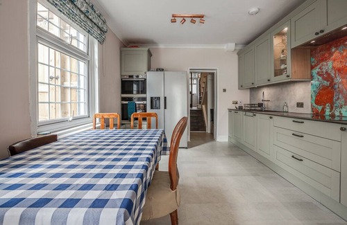 West Hill Maison | Classic Victorian House & Garden, 25 mins from Central Museums