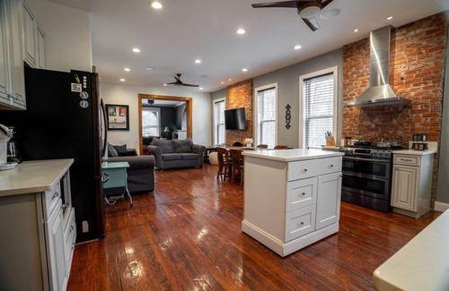 The Gate Appartement | Classy Midtown 3BR, King Master