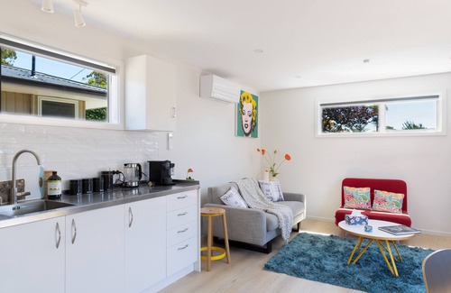 Bishopdale Maison | Classy Modern Unit. Walk to shops, bars & cafes. Pet-Friendly! Bus at gate.