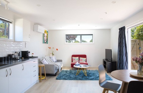 Bishopdale Maison | Classy Modern Unit. Walk to shops, bars & cafes. Pet-Friendly! Bus at gate.