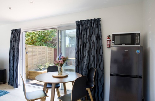Bishopdale Maison | Classy Modern Unit. Walk to shops, bars & cafes. Pet-Friendly! Bus at gate.
