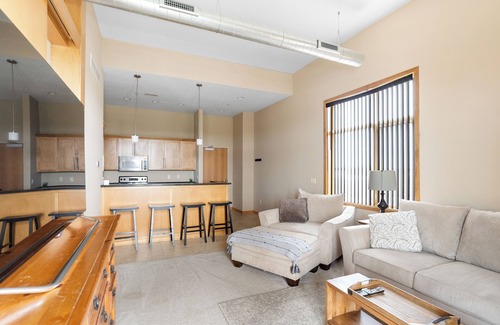 West Des Moines Appartement | Classy Safe Private Apartment w/Amenities Across f/Jordan Creek Mall w/Elevator