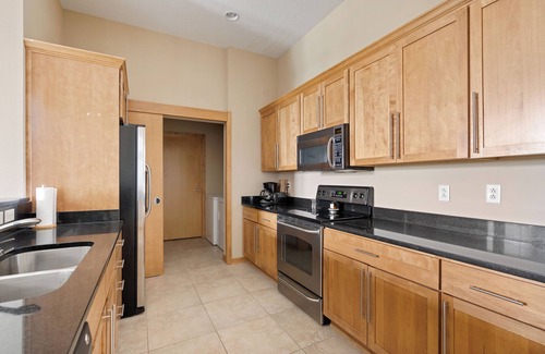 West Des Moines Appartement | Classy Safe Private Apartment w/Amenities Across f/Jordan Creek Mall w/Elevator