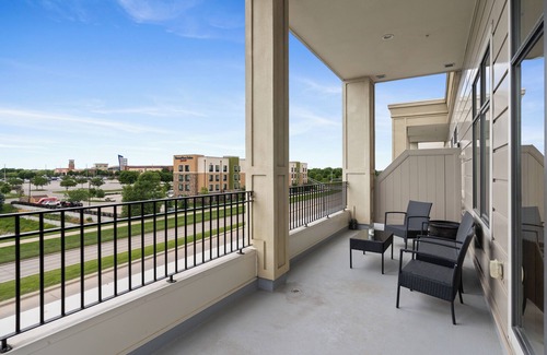 West Des Moines Appartement | Classy Safe Private Apartment w/Amenities Across f/Jordan Creek Mall w/Elevator