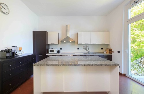Vassena Villa | Villa de classe avec piscine et un beau jardin au bord du lac! Villa Laurenza