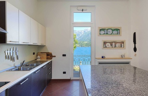 Vassena Villa | Villa de classe avec piscine et un beau jardin au bord du lac! Villa Laurenza