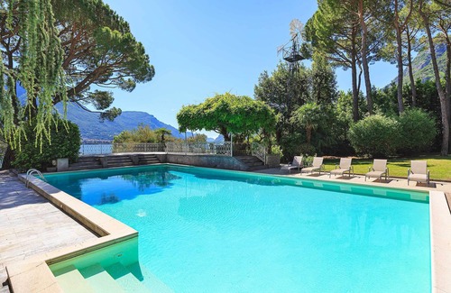 Vassena Villa | Villa de classe avec piscine et un beau jardin au bord du lac! Villa Laurenza