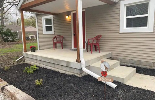Lawrence Maison | Clean, adorable, remodeled, simple! No kids. ID is required.