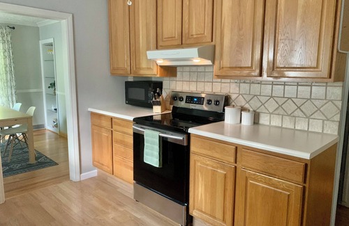 Aksarben - Elmwood Park Maison | Clean Aksarben Bungalow