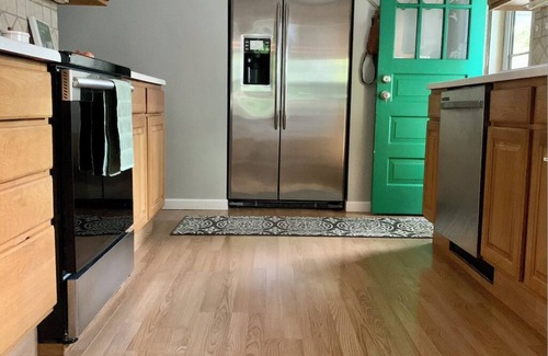 Aksarben - Elmwood Park Maison | Clean Aksarben Bungalow