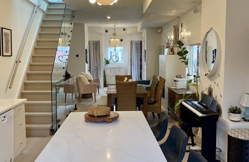 Greenwood - Coxwell Maison | CLEAN AND COMFORTABLE. Walking distance to beach, shops and top restaurants.