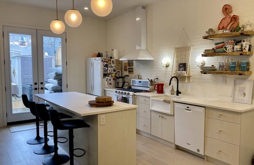 Greenwood - Coxwell Maison | CLEAN AND COMFORTABLE. Walking distance to beach, shops and top restaurants.