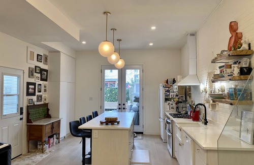 Greenwood - Coxwell Maison | CLEAN AND COMFORTABLE. Walking distance to beach, shops and top restaurants.