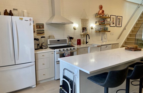 Greenwood - Coxwell Maison | CLEAN AND COMFORTABLE. Walking distance to beach, shops and top restaurants.