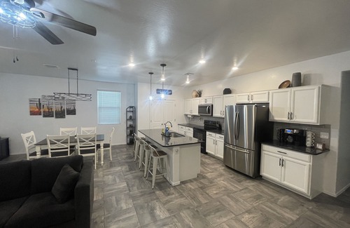 Surprise Maison | Charming 3-bedroom house with WiFi and AC in lovely Surprise. 30 day minimum