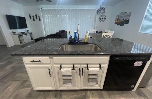 Surprise Maison | Charming 3-bedroom house with WiFi and AC in lovely Surprise. 30 day minimum