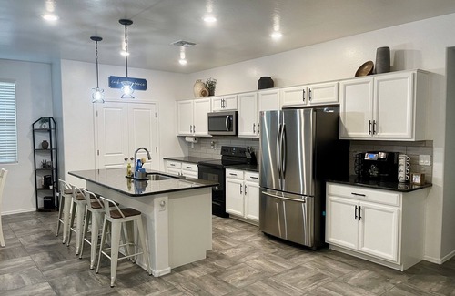 Surprise Maison | Charming 3-bedroom house with WiFi and AC in lovely Surprise. 30 day minimum
