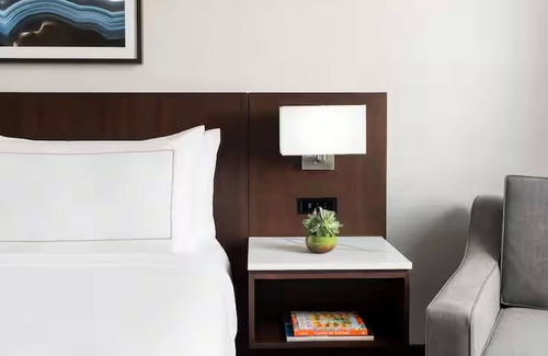 Downtown Tucson Hôtel | Clean and Cozy Room Perfect for Relaxation w/ Pool & On-Site Dining Options