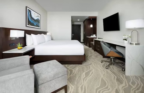Downtown Tucson Hôtel | Clean and Cozy Room Perfect for Relaxation w/ Pool & On-Site Dining Options
