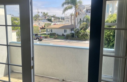 Imperial Beach Appartement | Clean and spacious unit with private balcony 1.5 blks from the beach!