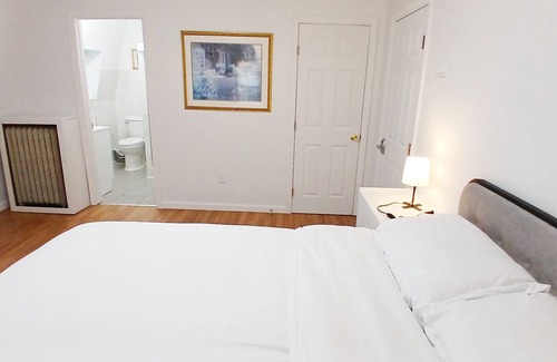 New London Appartement | Clean bedroom, with a Queen bed- Exclusive bathroom-Self check in