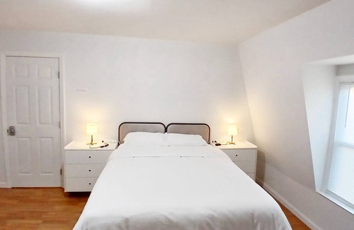 New London Appartement | Clean bedroom, with a Queen bed- Exclusive bathroom-Self check in