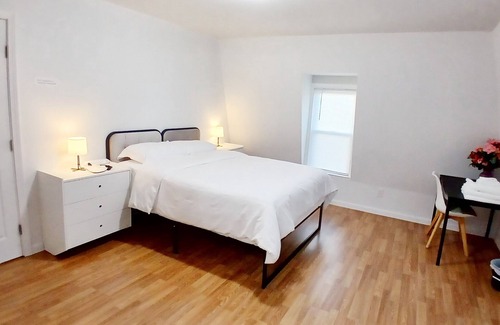 New London Appartement | Clean bedroom, with a Queen bed- Exclusive bathroom-Self check in