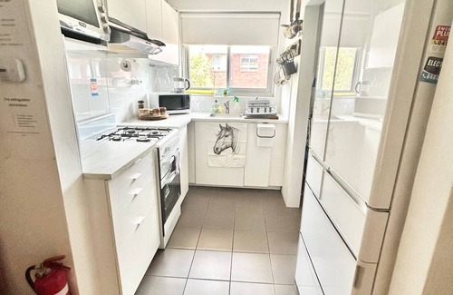 Hillsdale Appartement | Clean,bright apartment & CARPORT close to: beach, airport, CBD