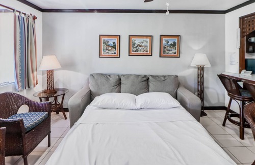 Damas Copropriété | Clean & Bright Getaway W/ Shared Pool, Lush Gardens, & Ideal Location Near Town!
