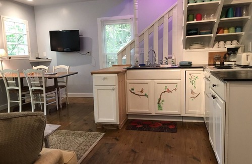 Barnardsville Maison | Clean cabin on beautiful property.