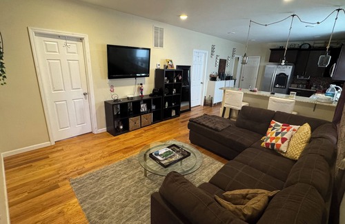 Linden Appartement | Clean comfy smoke friendly 2 bedroom stay
