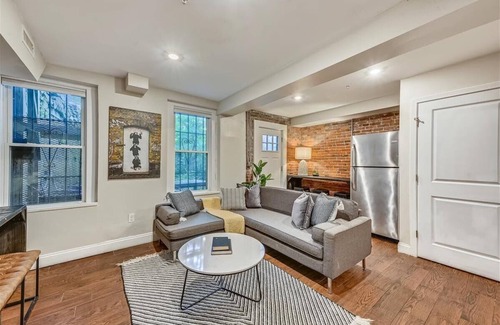 Highland Park Maison | Clean, Contemporary Escape | Near T