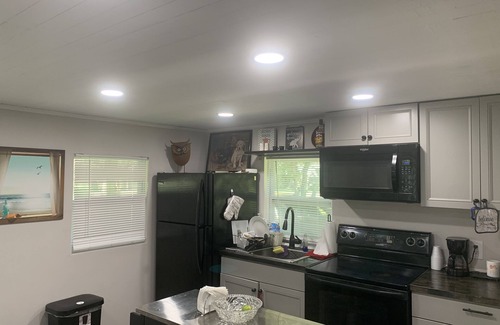 Palatka Maison | Clean & Cozy 2-bedroom with sleeper sofa, parking available for boats or RVs.