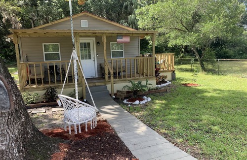 Palatka Maison | Clean & Cozy 2-bedroom with sleeper sofa, parking available for boats or RVs.