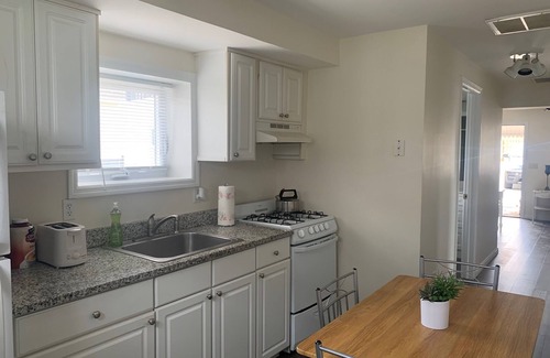 Seaside Heights Appartement | Clean/cozy, 2 BLK to beach, 1st Floor, central air/back yard, parking+4 badges