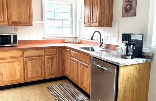 Ypsilanti Maison | Clean, Cozy & Central - EMU + 10 mins to Ann Arbor