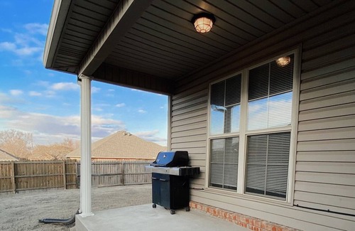 Fort Smith Maison | Clean, cozy, & centrally located with 2-car garage!