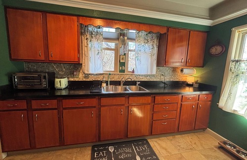 Kenosha Maison | Charming 2-bedroom bungalow with AC, WiFi, sauna 3 blocks from Lake Michigan
