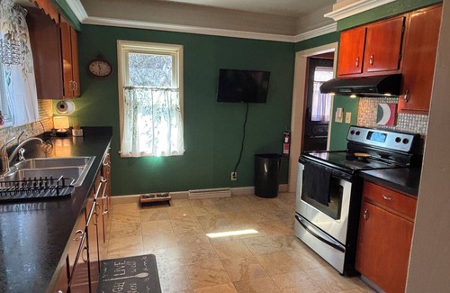 Kenosha Maison | Charming 2-bedroom bungalow with AC, WiFi, sauna 3 blocks from Lake Michigan