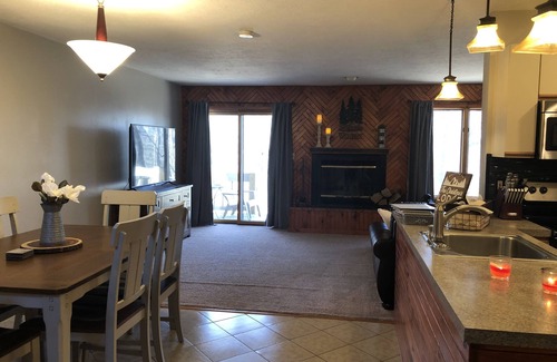 East Stroudsburg Maison | PROPRE & COSY LODGE NOUVELLEMENT MEUBLÉ! Intérieur / Piscine extérieure / Spa / Rivière / .4km faire du ski