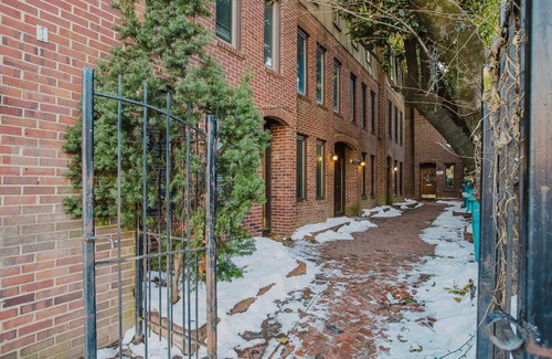 Georgetown Appartement | Clean Georgetown 2BR w/ W/D, nr Embassy Row & Nightlife, by Blueground